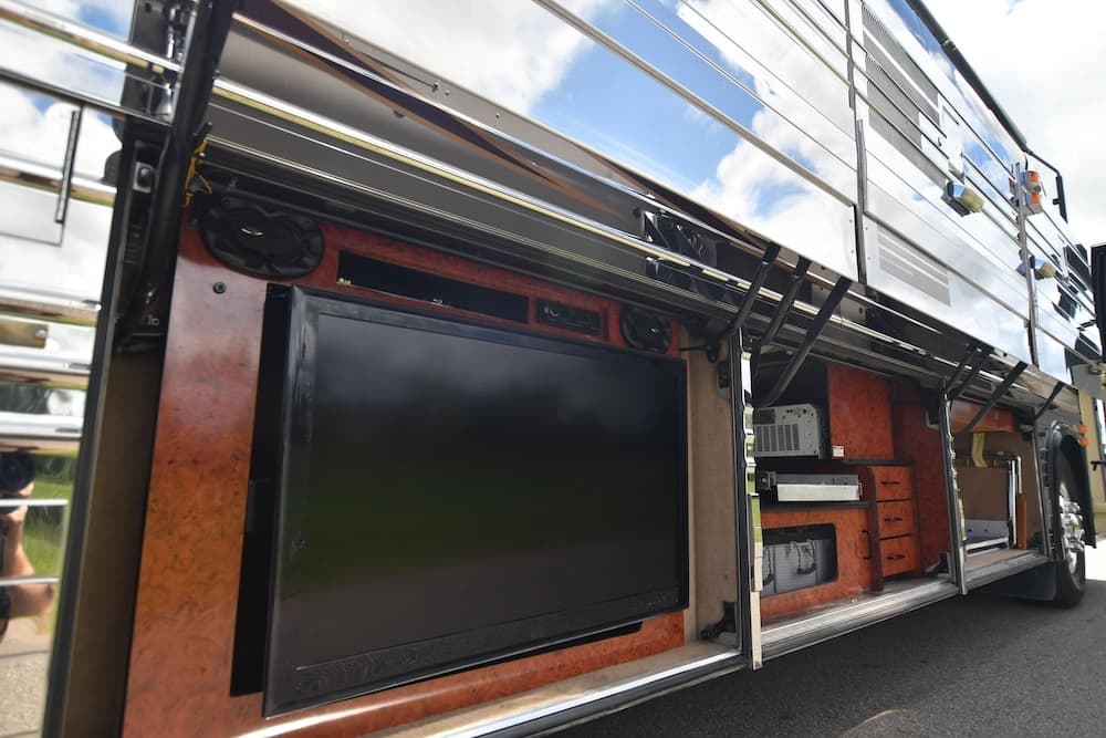 2004 Prevost Royale XLII Motorhome - Image 50
