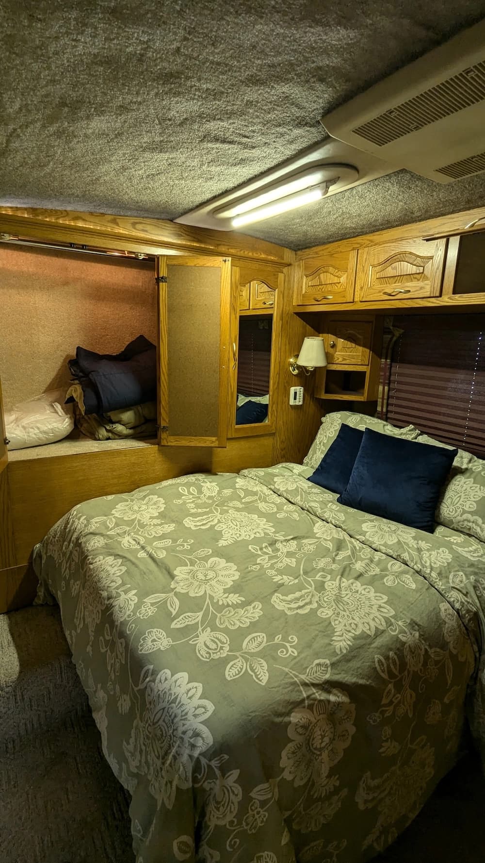 1996 Prevost XL Motorhome - Image 32