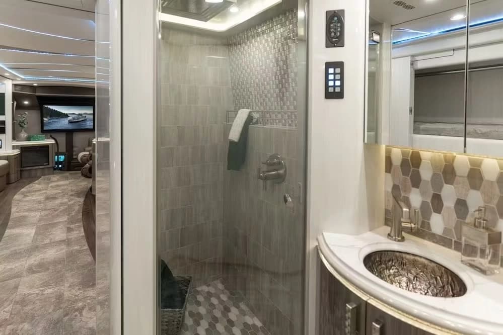 2020 Prevost Marathon H3-45 Motorhome - Image 9