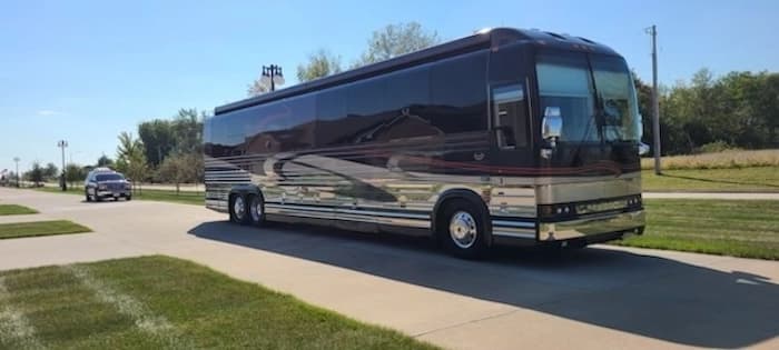 2005 Prevost Marathon XLII Motorhome - Image 2
