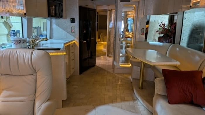 2005 Prevost Marathon XLII Motorhome - Image 15