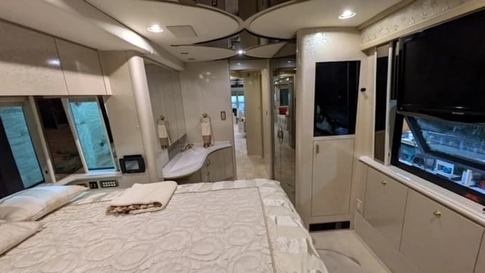 2005 Prevost Marathon XLII Motorhome - Image 20