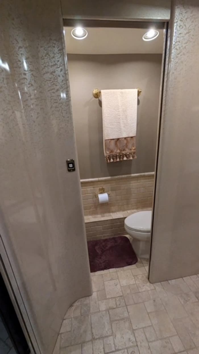 2005 Prevost Marathon XLII Motorhome - Image 22