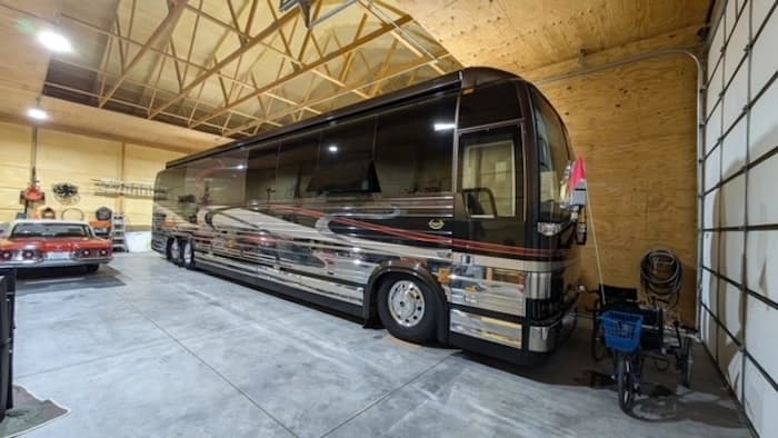 2005 Prevost Marathon XLII Motorhome - Image 8