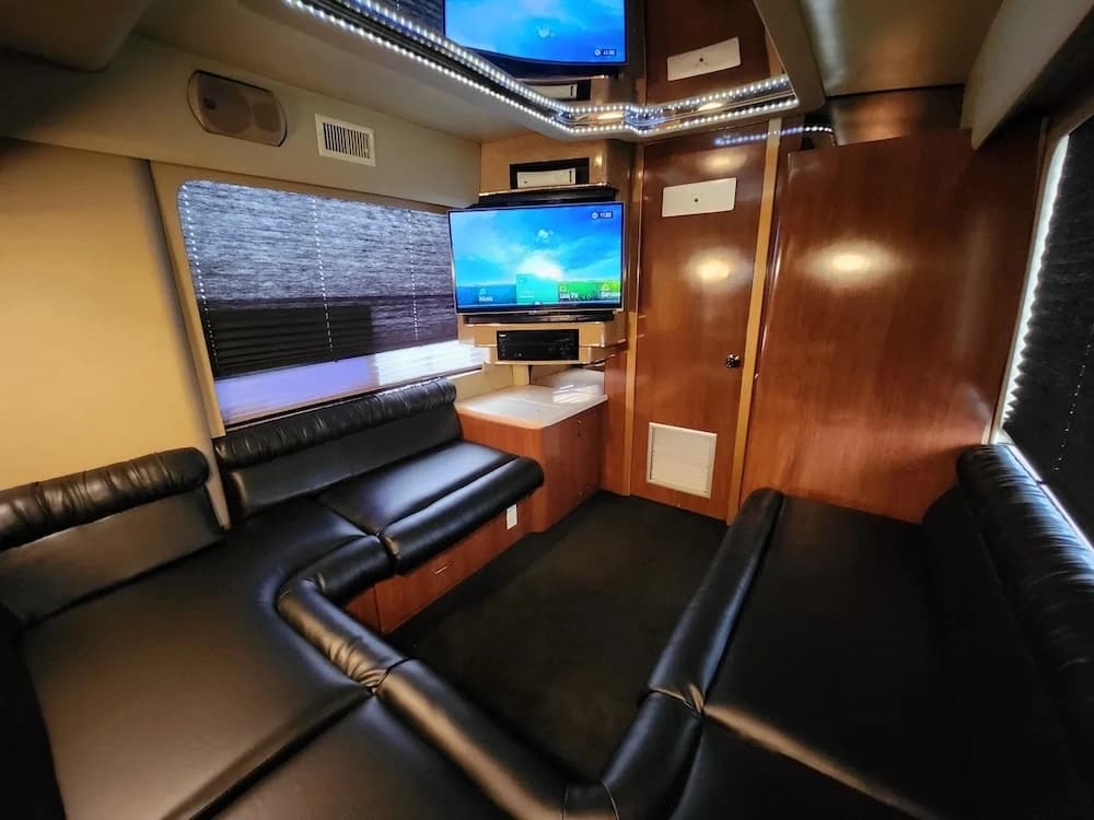 1999 Prevost H3-45 Motorhome - Image 7