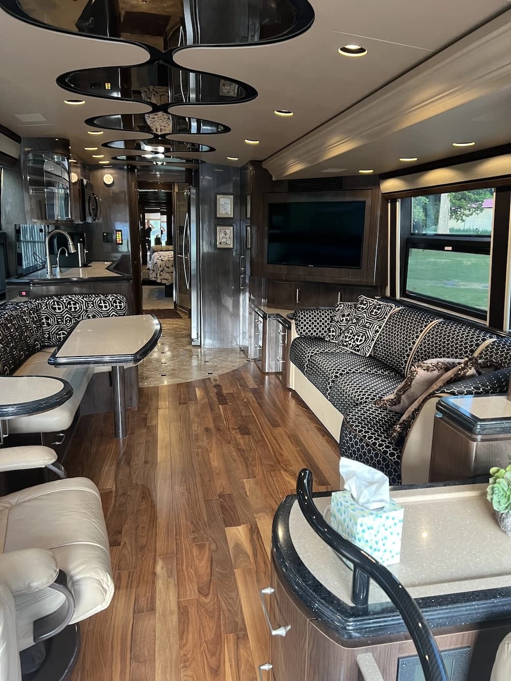 2008 Prevost Marathon H3-45 Motorhome - Image 11
