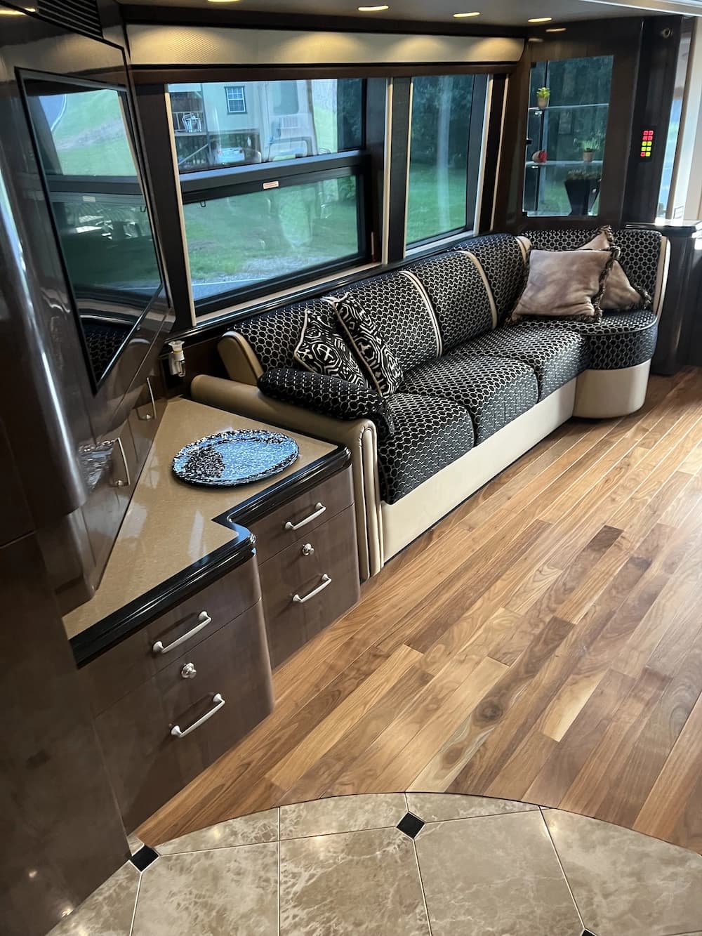 2008 Prevost Marathon H3-45 Motorhome - Image 14