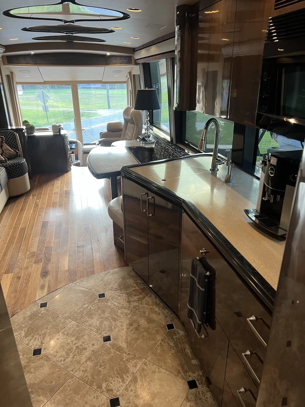 2008 Prevost Marathon H3-45 Motorhome - Image 16