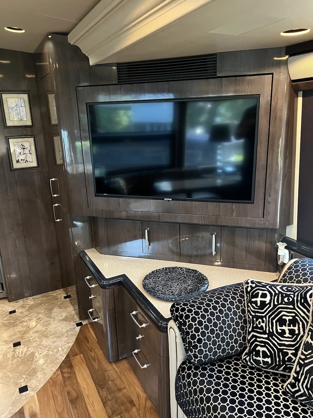 2008 Prevost Marathon H3-45 Motorhome - Image 18