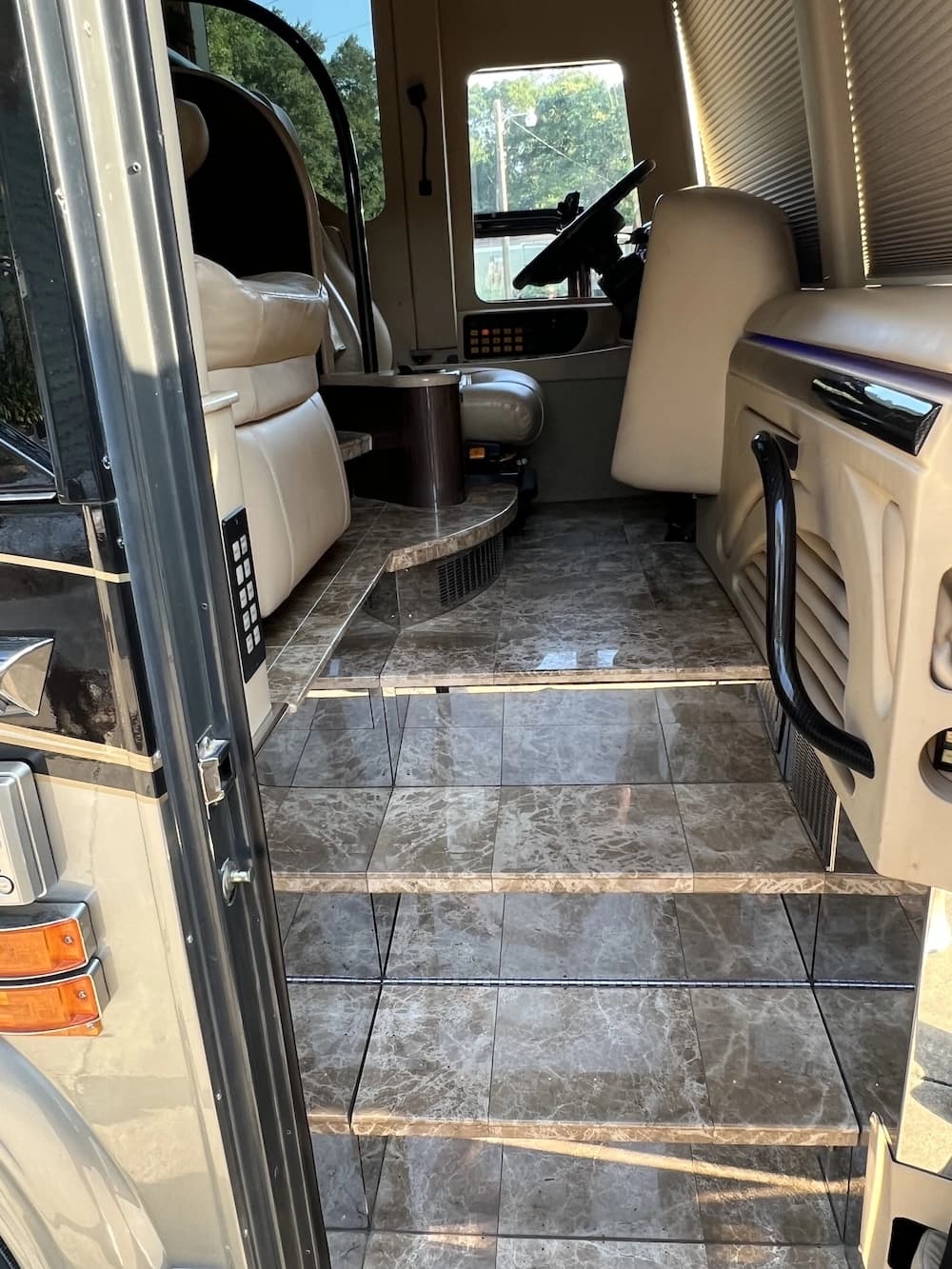 2008 Prevost Marathon H3-45 Motorhome - Image 8