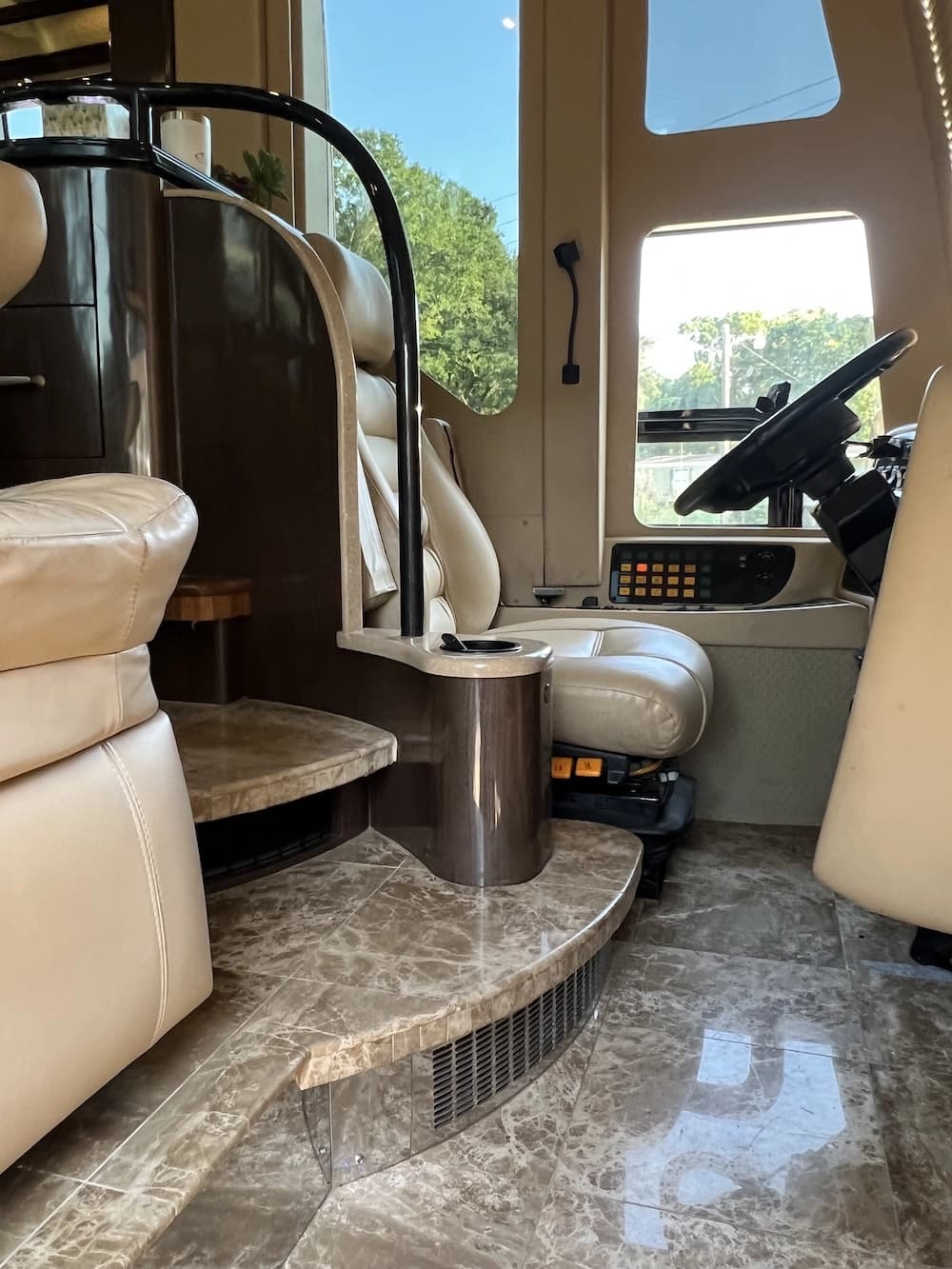 2008 Prevost Marathon H3-45 Motorhome - Image 9