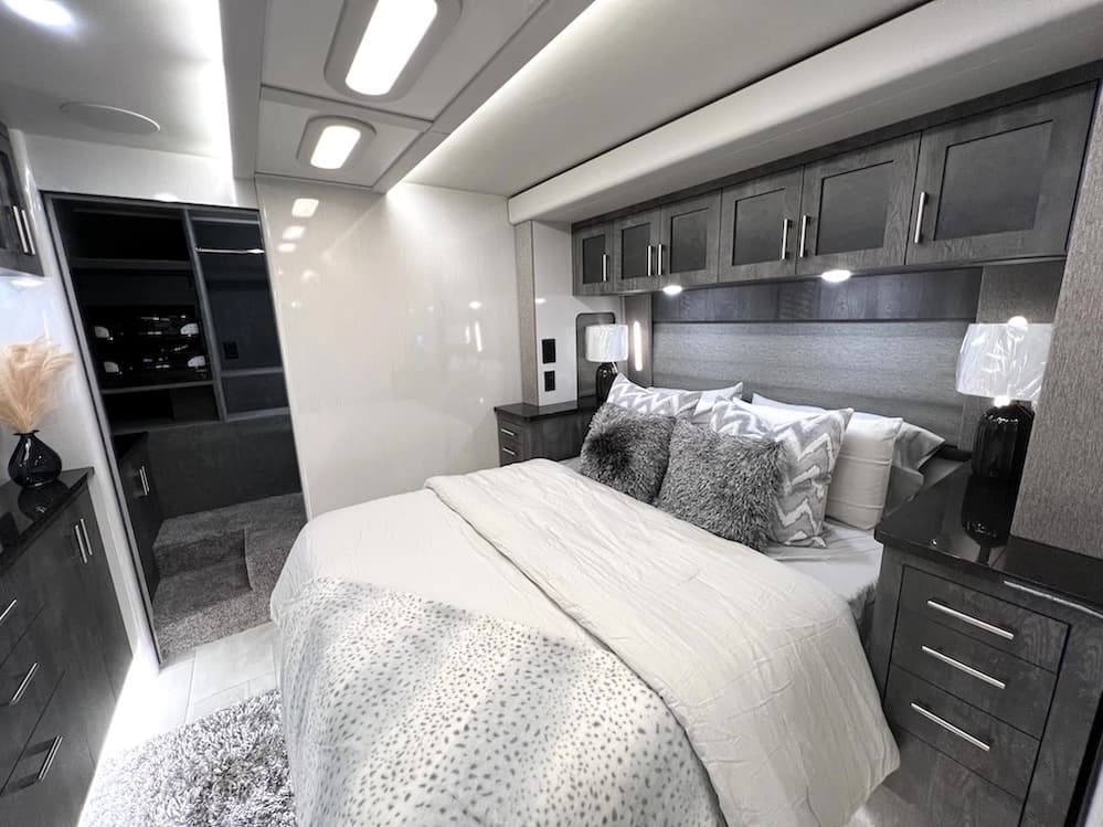 2024 Prevost Superior X3 Motorhome - Image 22