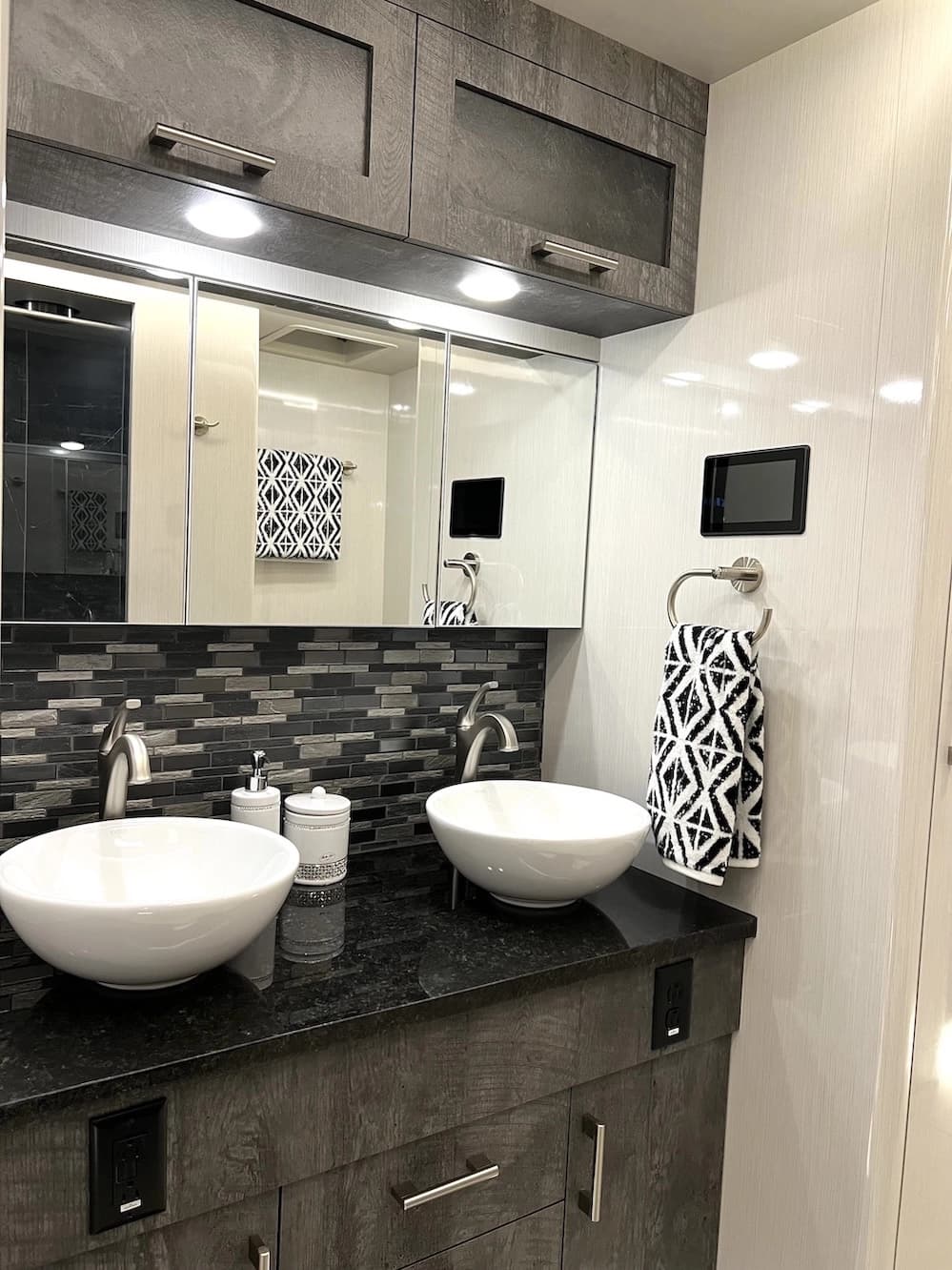 2024 Prevost Superior X3 Motorhome - Image 32