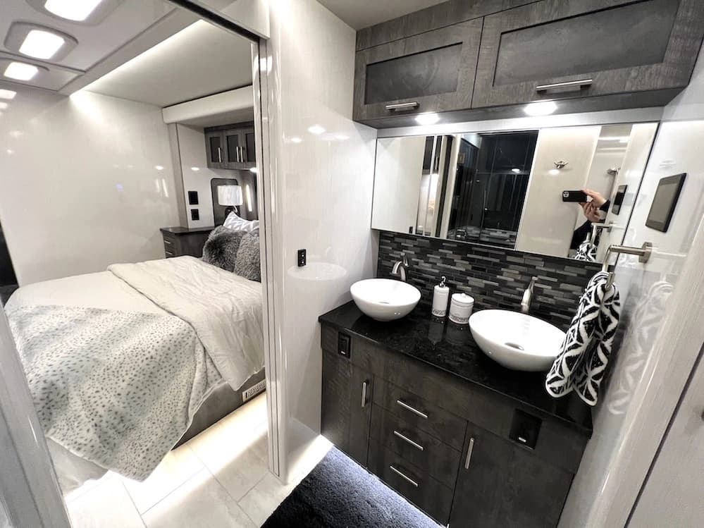 2024 Prevost Superior X3 Motorhome - Image 36