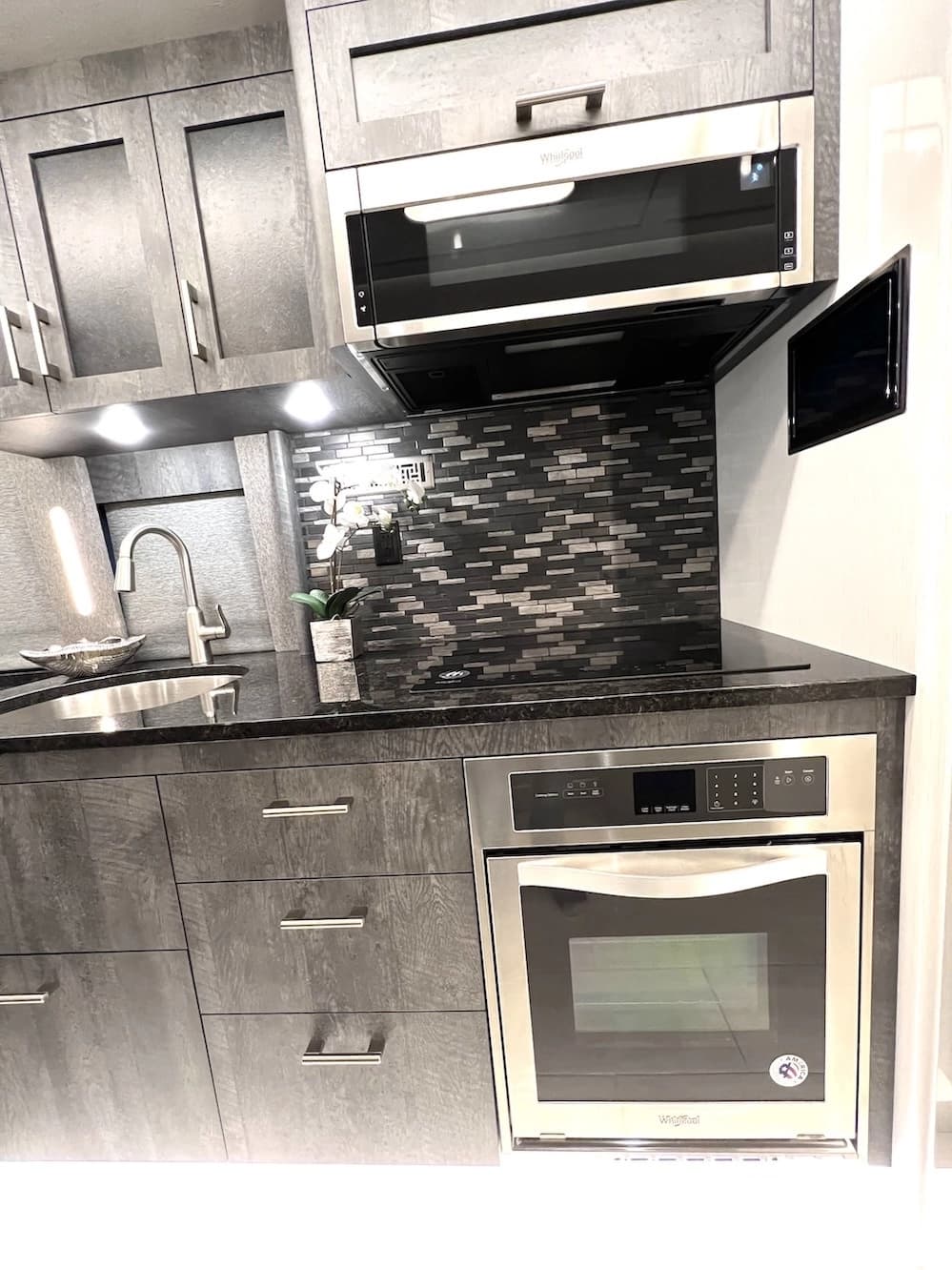 2024 Prevost Superior X3 Motorhome - Image 44