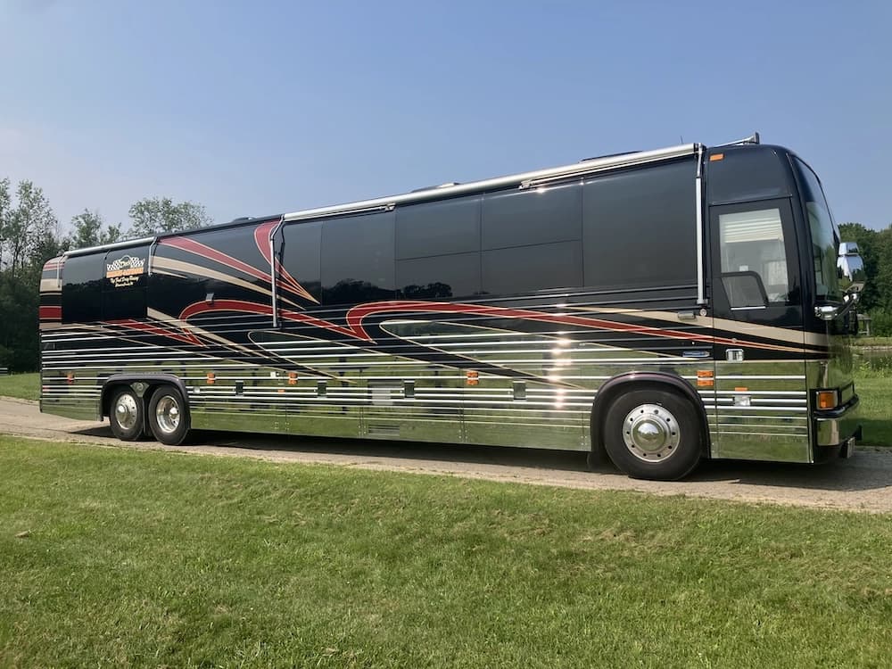 2002 Prevost Royale XLII Motorhome - Image 1