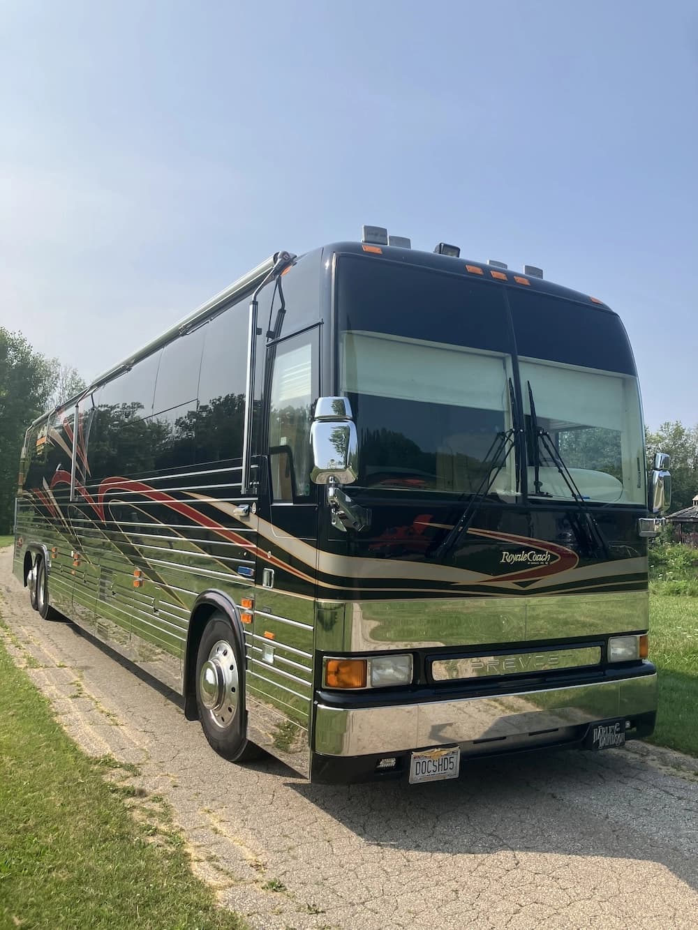 2002 Prevost Royale XLII Motorhome - Image 2