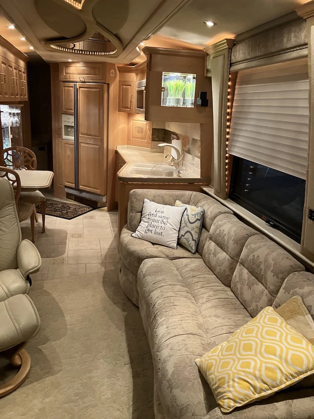 2002 Prevost Royale XLII Motorhome - Image 11