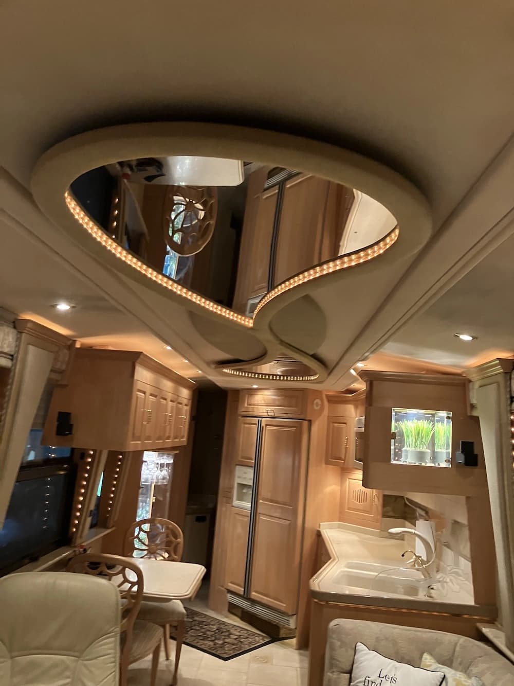2002 Prevost Royale XLII Motorhome - Image 12