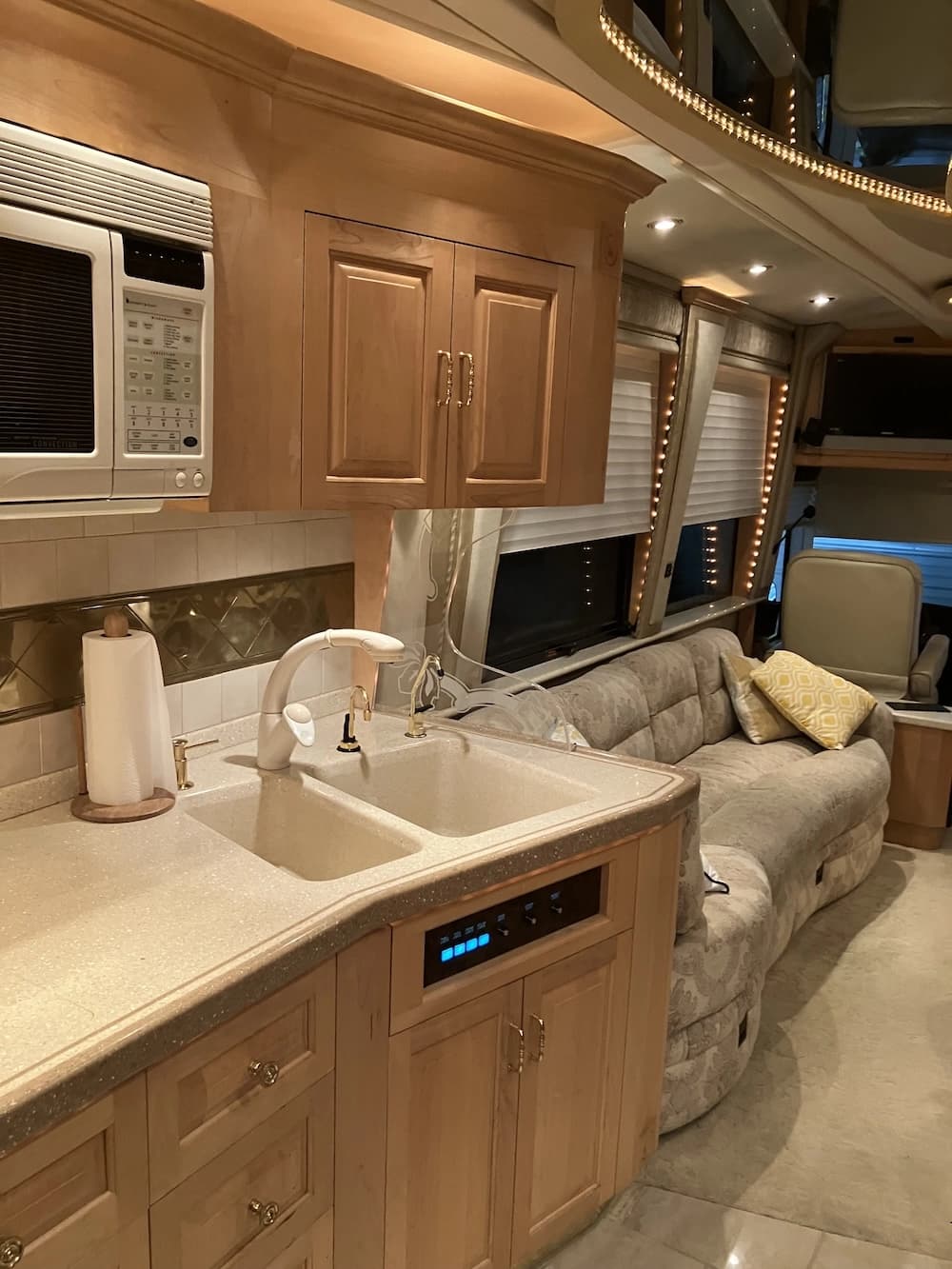 2002 Prevost Royale XLII Motorhome - Image 14
