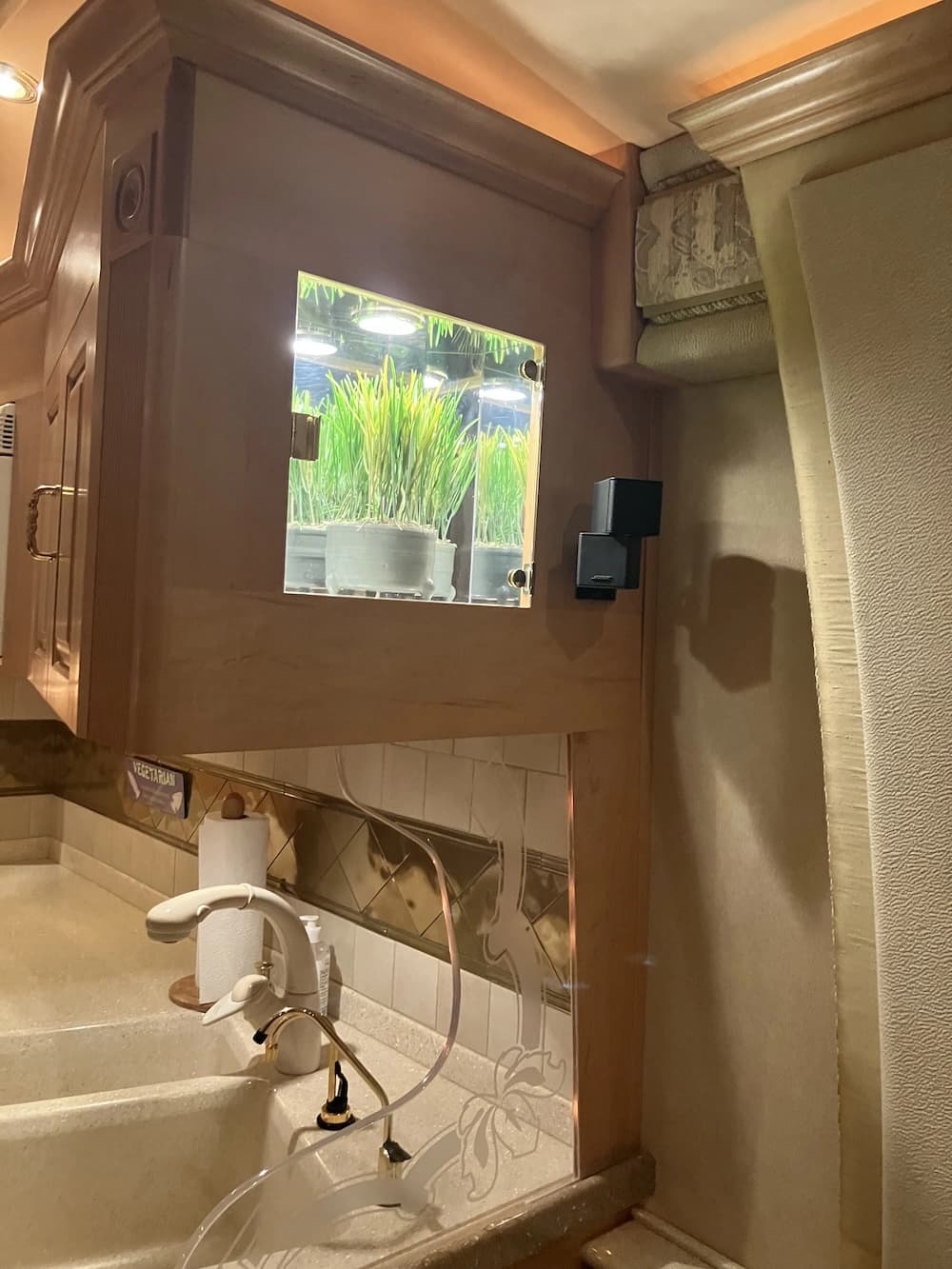2002 Prevost Royale XLII Motorhome - Image 16