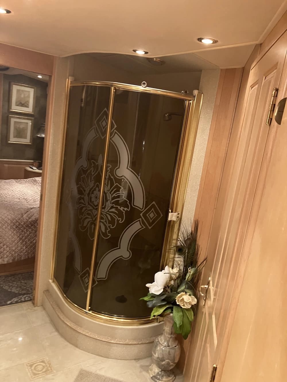 2002 Prevost Royale XLII Motorhome - Image 21