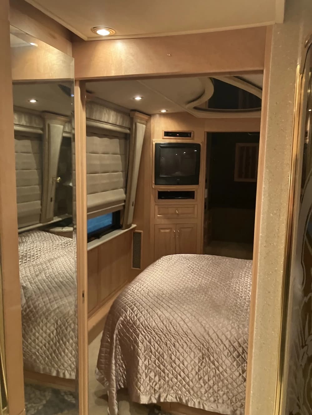 2002 Prevost Royale XLII Motorhome - Image 23