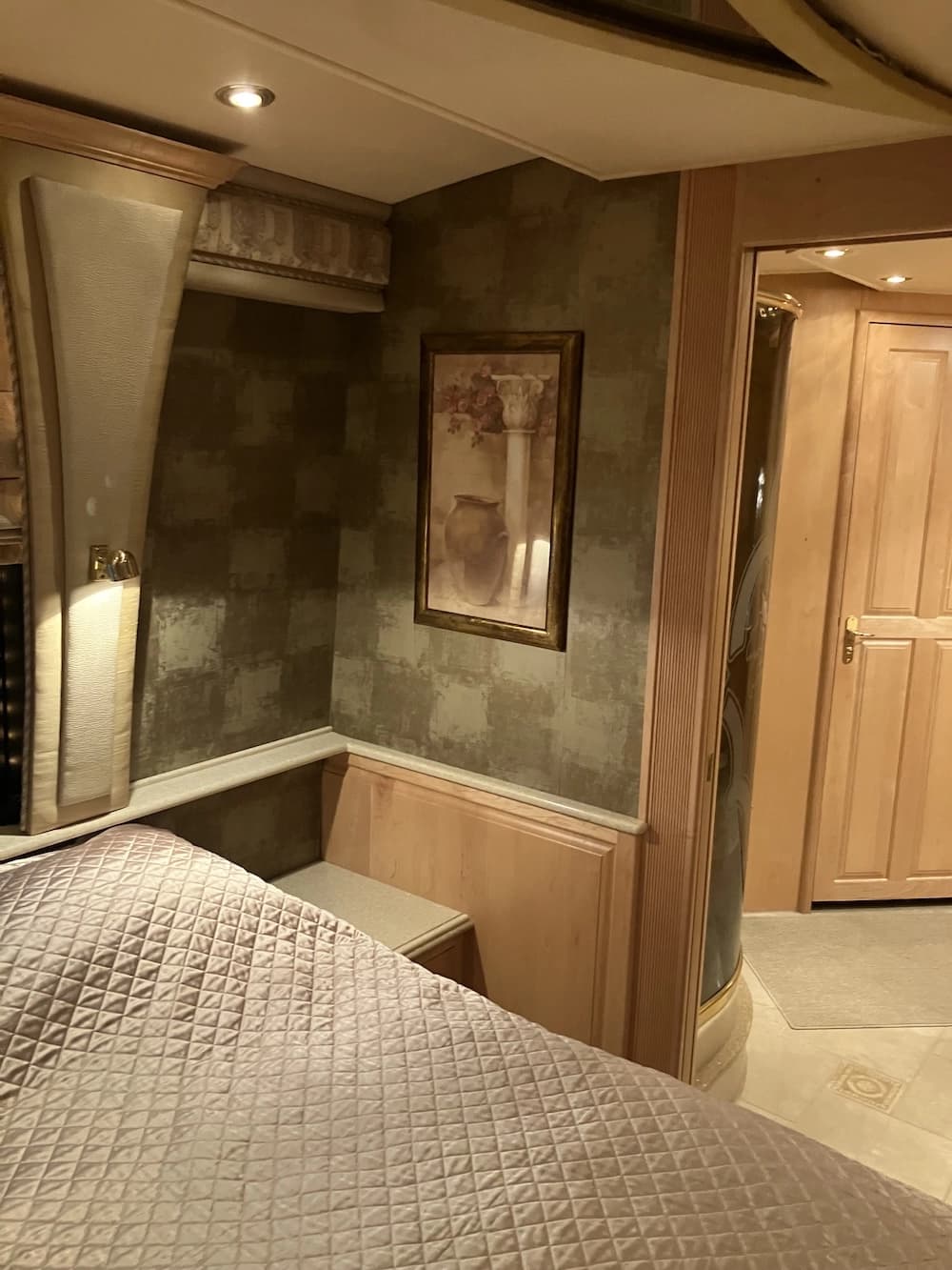 2002 Prevost Royale XLII Motorhome - Image 24