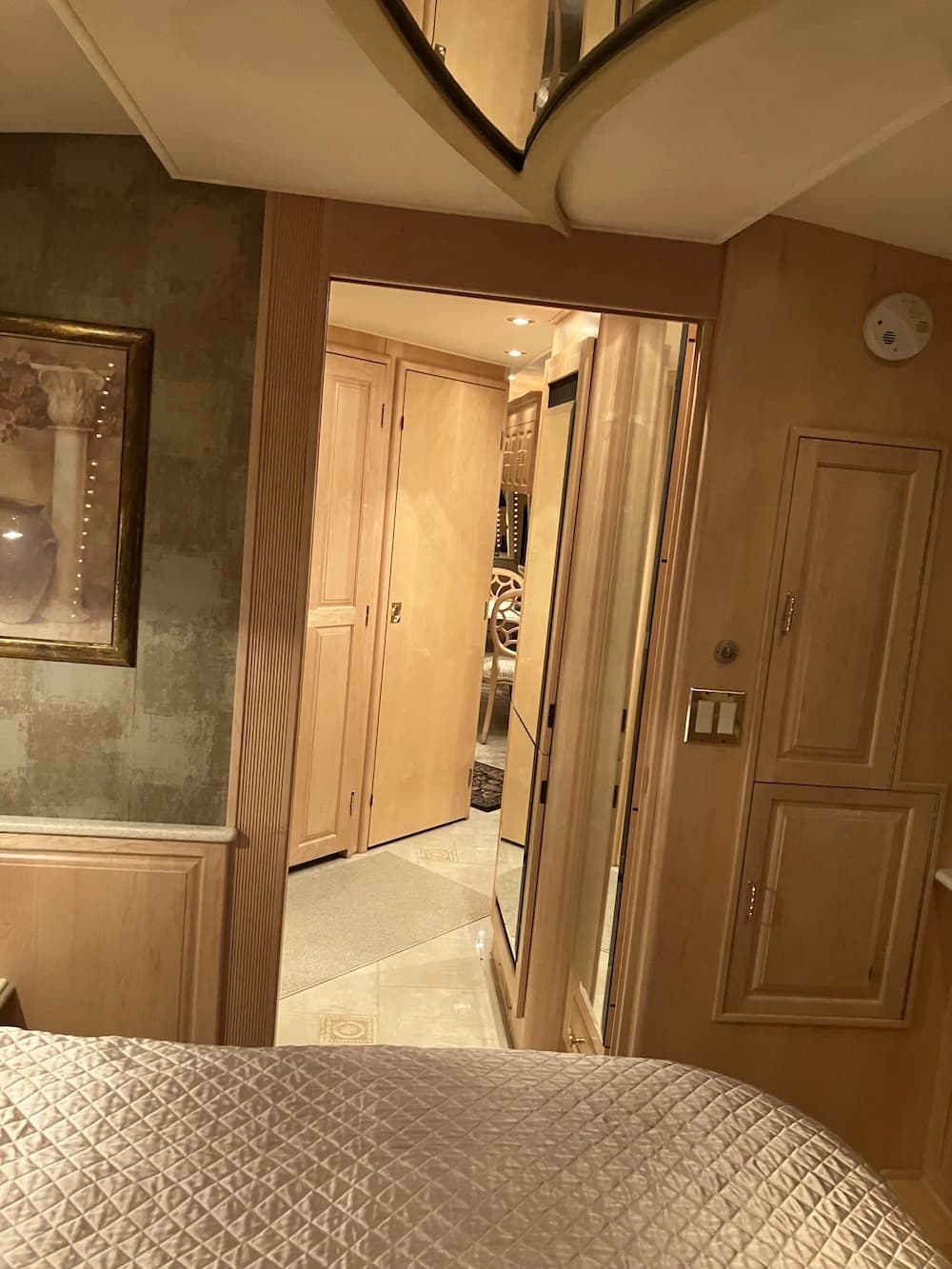 2002 Prevost Royale XLII Motorhome - Image 27