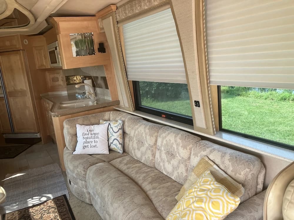 2002 Prevost Royale XLII Motorhome - Image 4