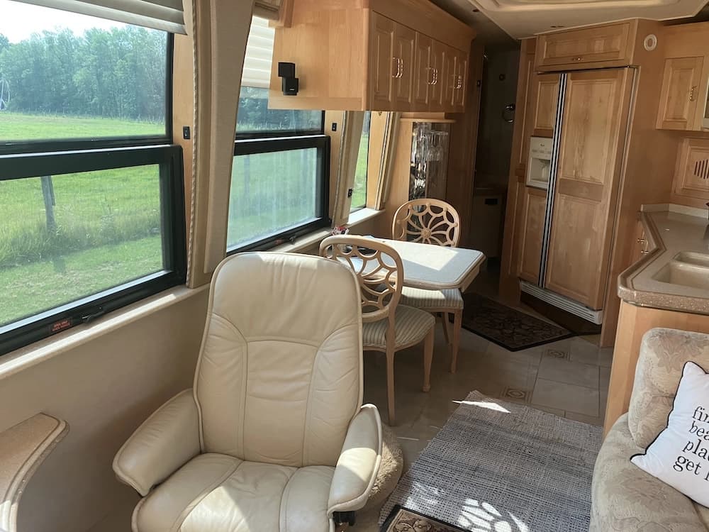 2002 Prevost Royale XLII Motorhome - Image 6
