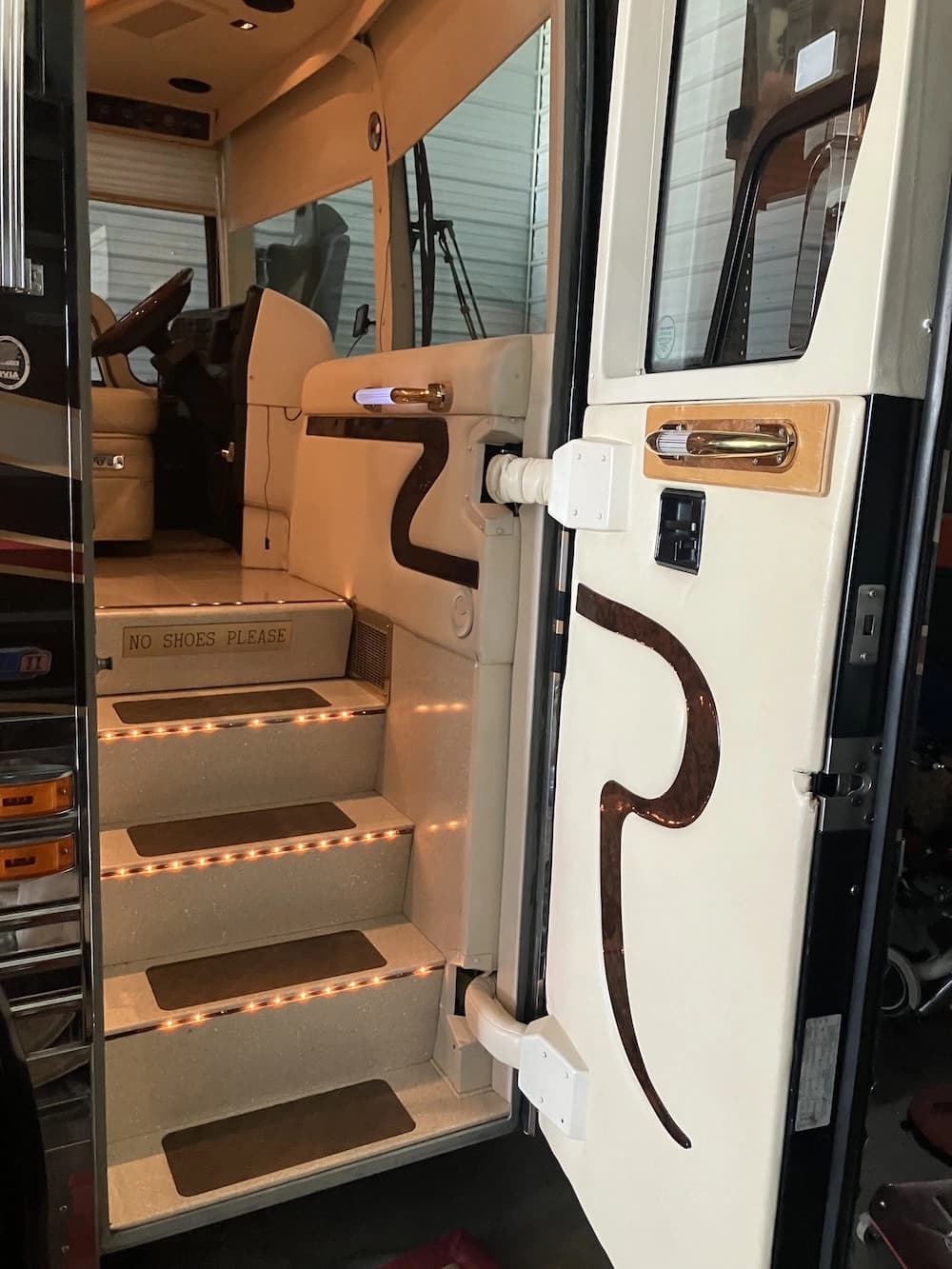 2002 Prevost Royale XLII Motorhome - Image 9
