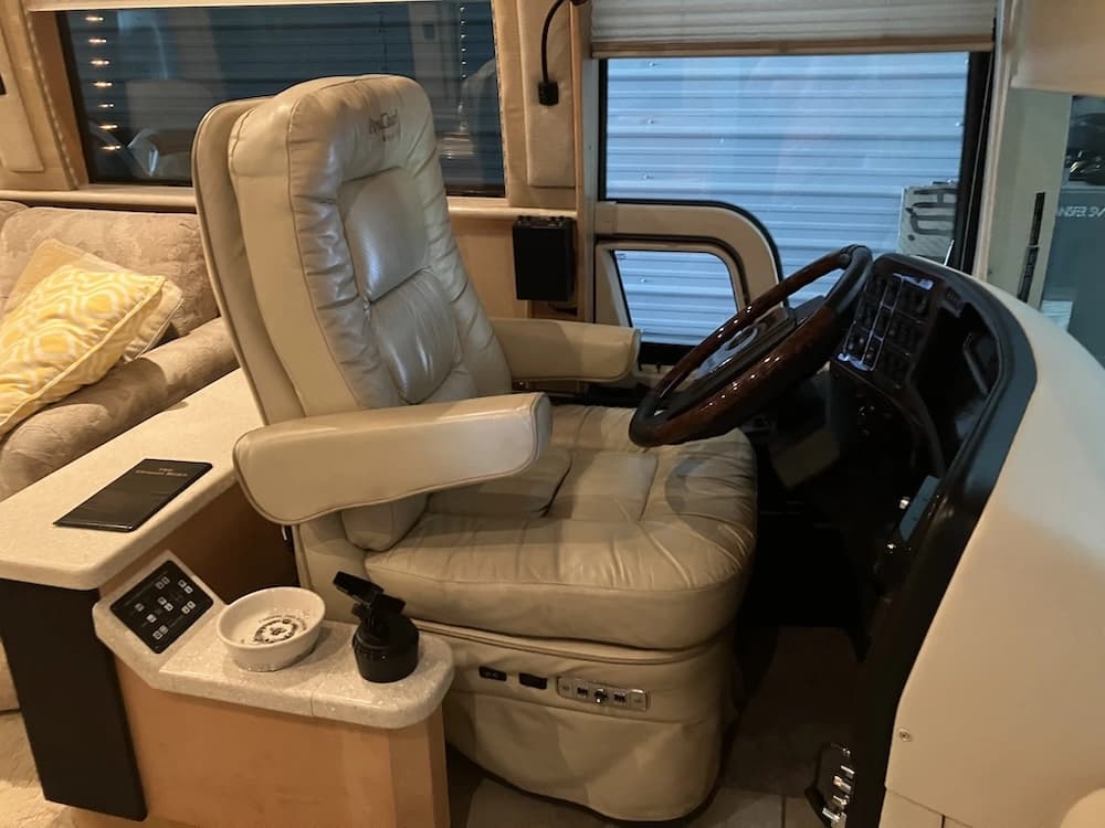 2002 Prevost Royale XLII Motorhome - Image 10