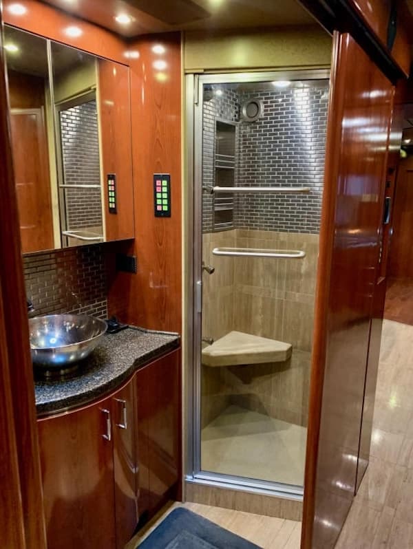 2006 Prevost Marathon XLII Motorhome - Image 16