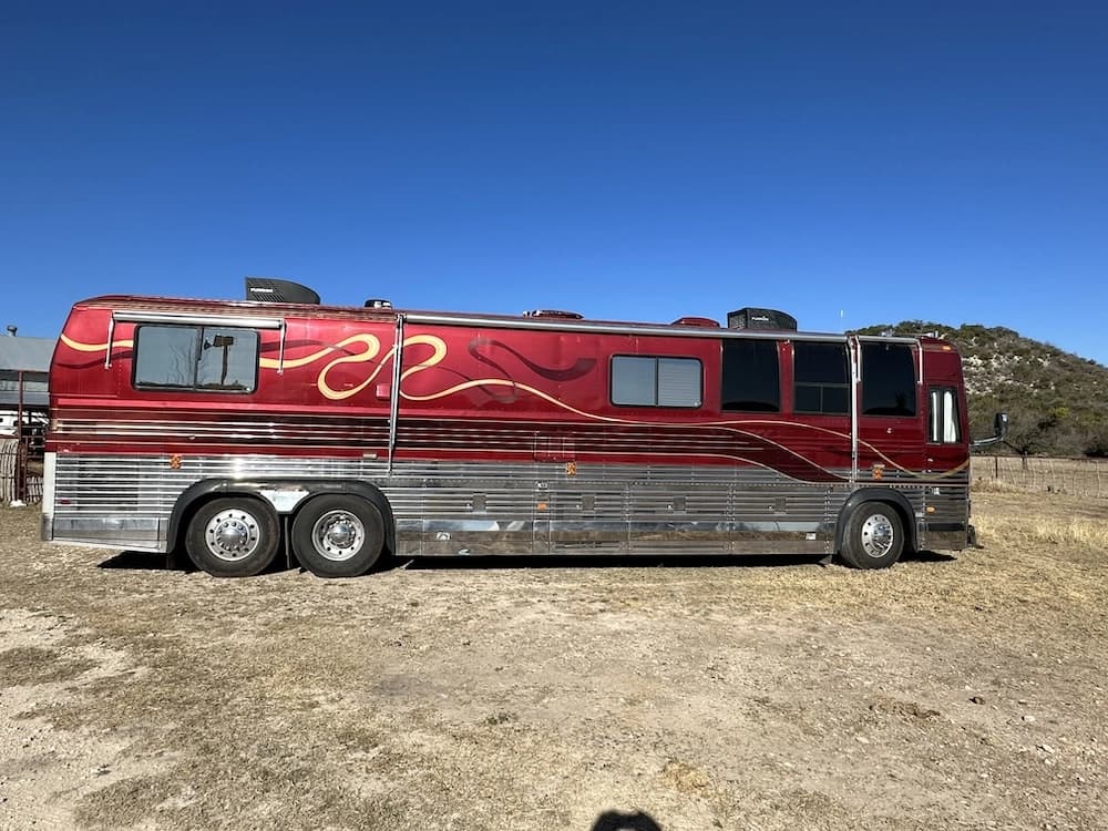 1992 Prevost Country Coach XL 40 Motorhome - Image 1