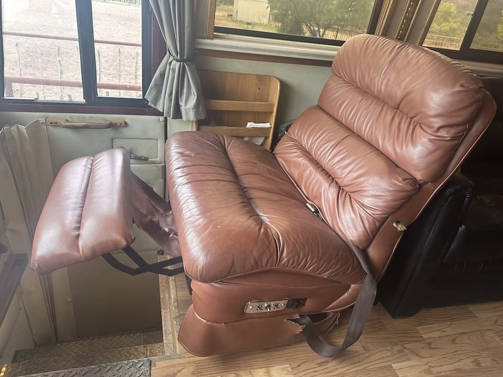 1992 Prevost Country Coach XL 40 Motorhome - Image 7