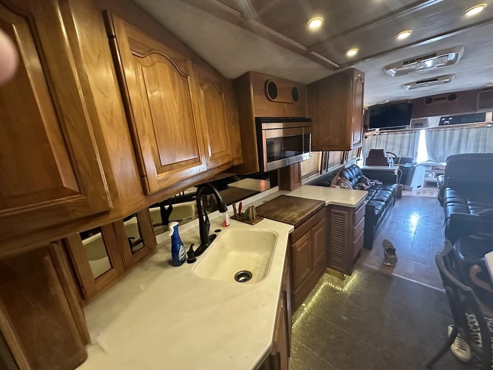 1992 Prevost Country Coach XL 40 Motorhome - Image 10