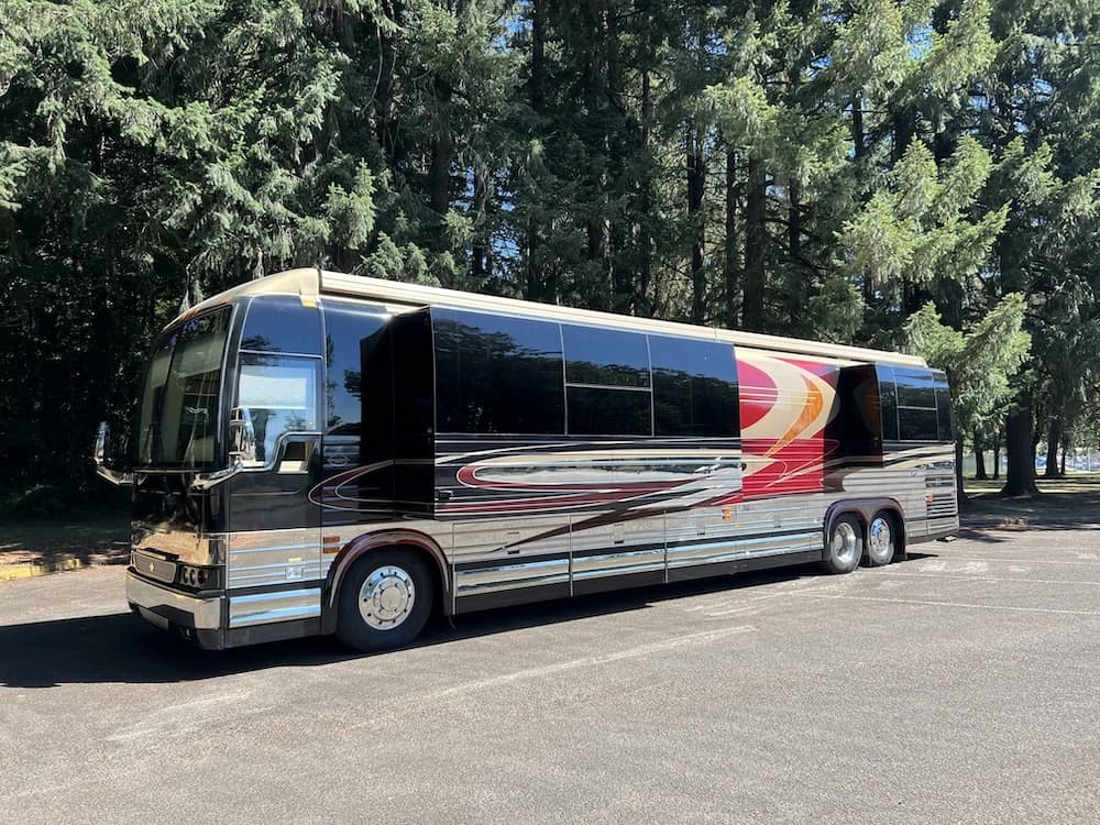 2003 Prevost Marathon XLII Motorhome - Image 1