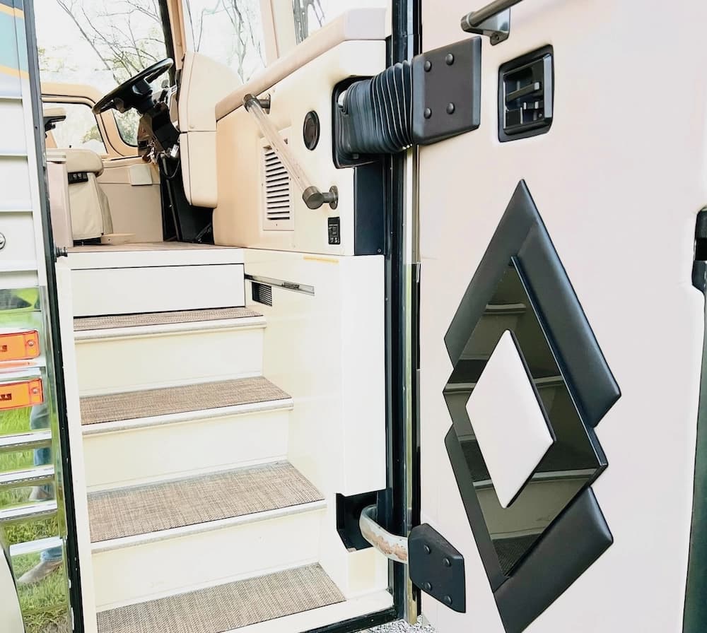 2001 Prevost Angola XLII Motorhome - Image 14