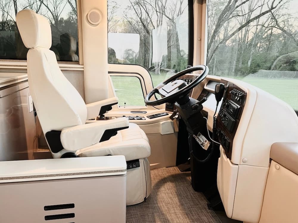 2001 Prevost Angola XLII Motorhome - Image 15