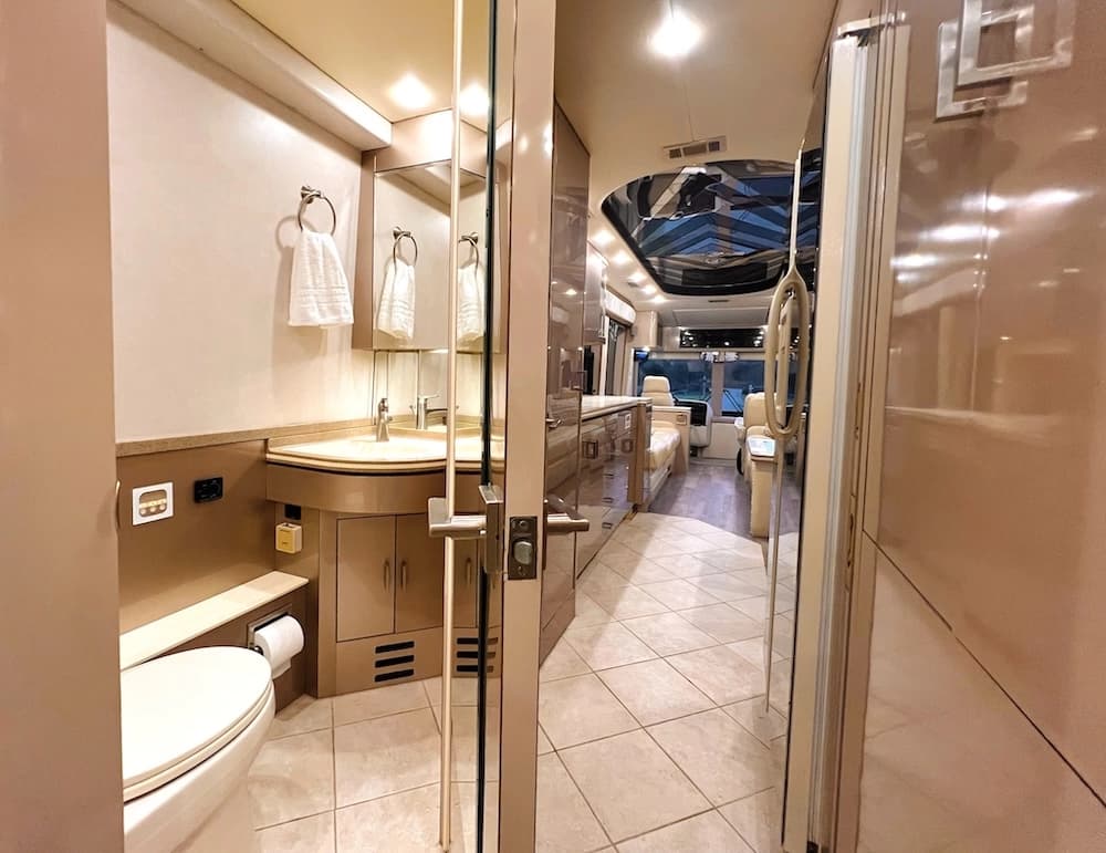 2001 Prevost Angola XLII Motorhome - Image 20