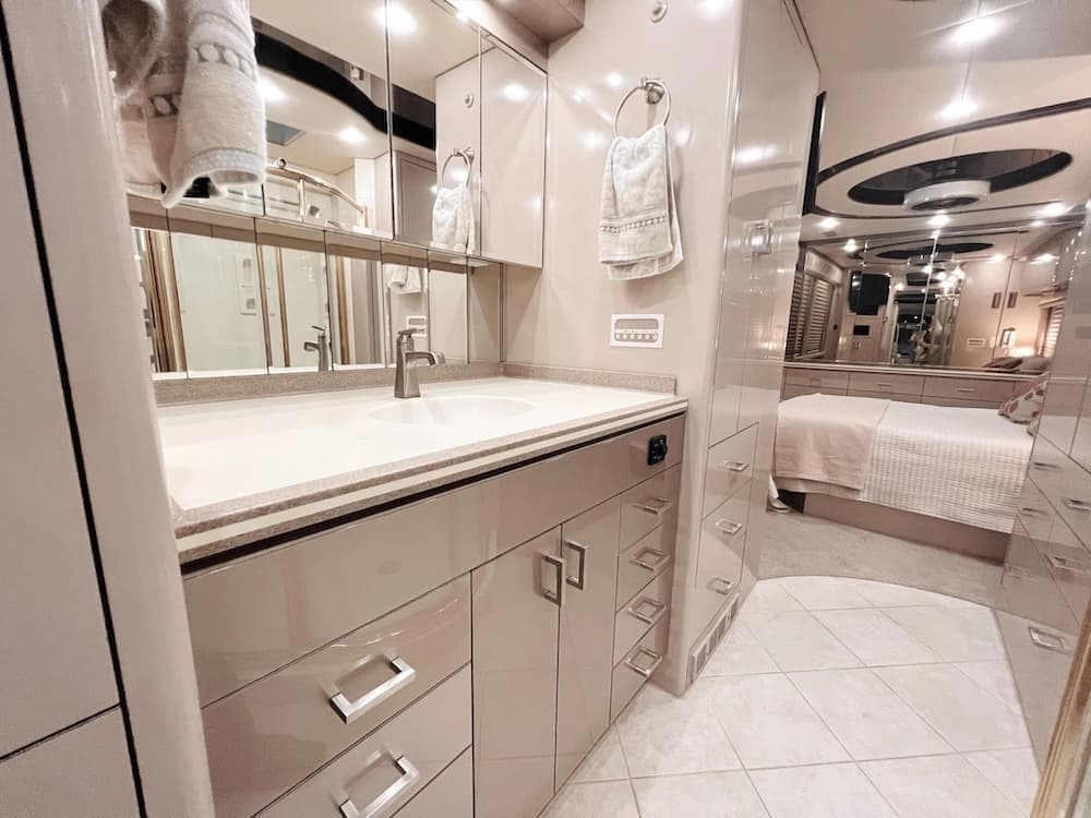 2001 Prevost Angola XLII Motorhome - Image 22