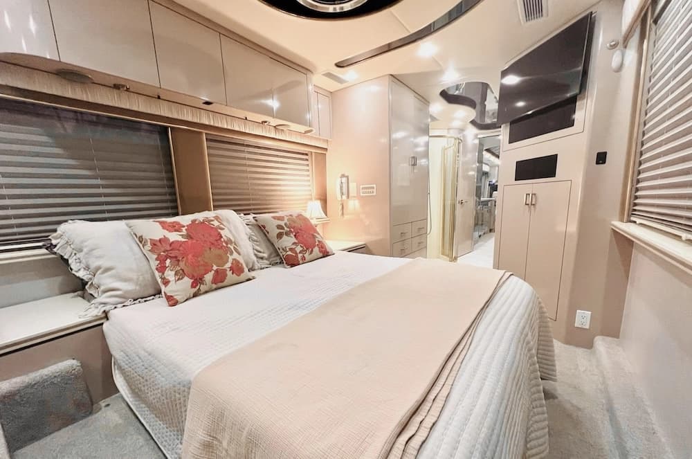 2001 Prevost Angola XLII Motorhome - Image 24
