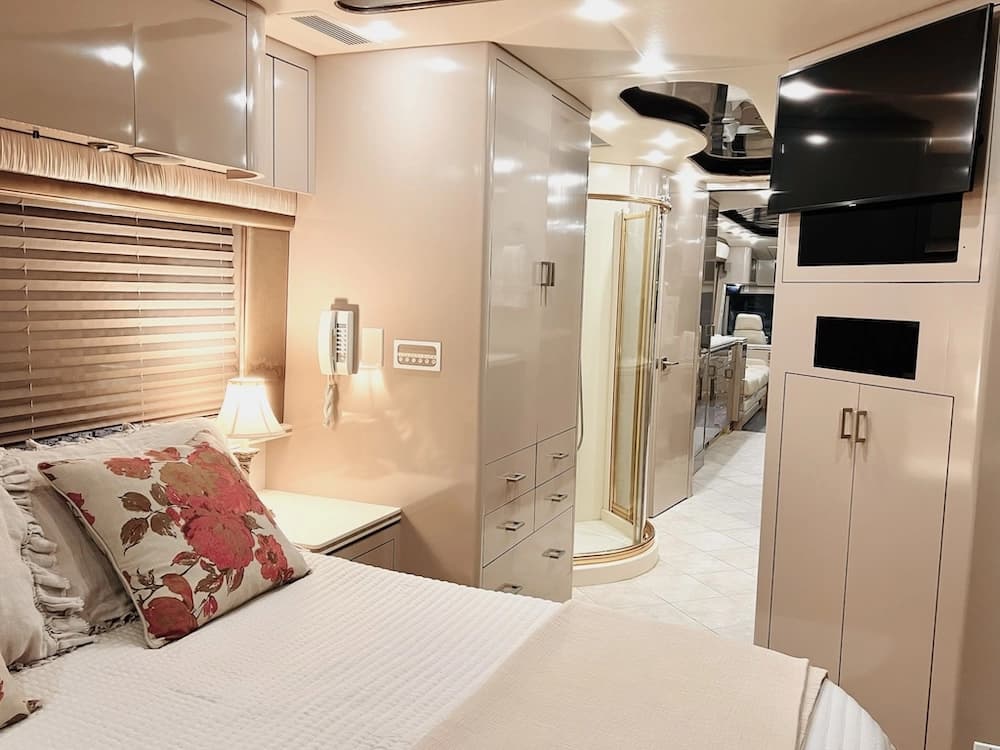 2001 Prevost Angola XLII Motorhome - Image 25