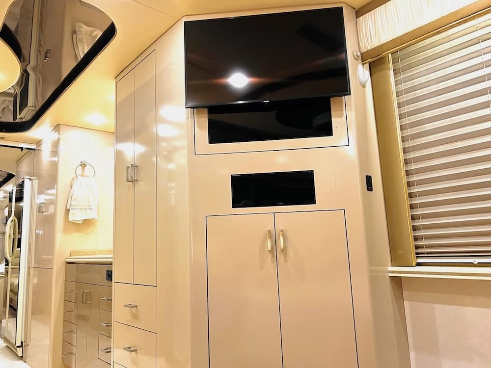 2001 Prevost Angola XLII Motorhome - Image 26