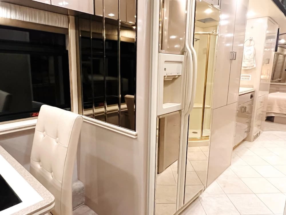 2001 Prevost Angola XLII Motorhome - Image 27