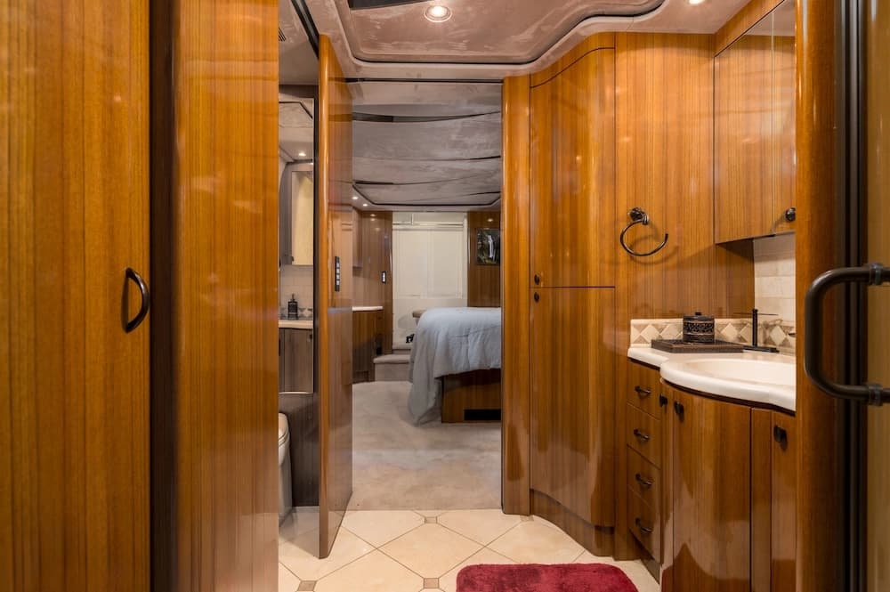 2013 Prevost Marathon XLII Motorhome - Image 10