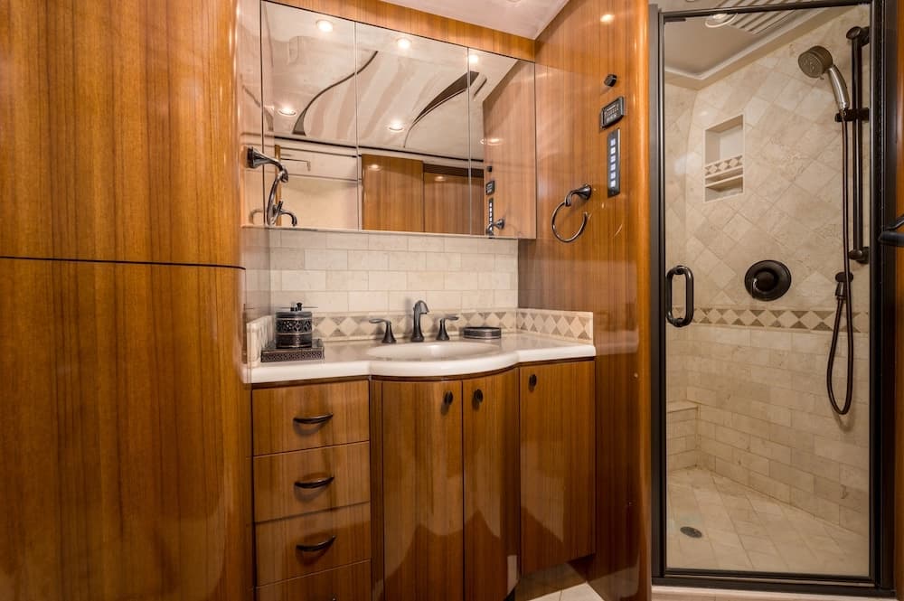 2013 Prevost Marathon XLII Motorhome - Image 13