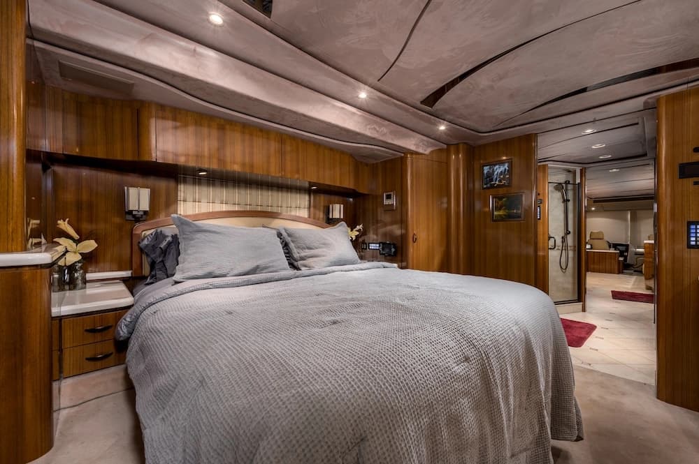 2013 Prevost Marathon XLII Motorhome - Image 18