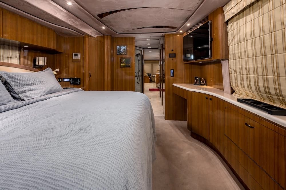 2013 Prevost Marathon XLII Motorhome - Image 20